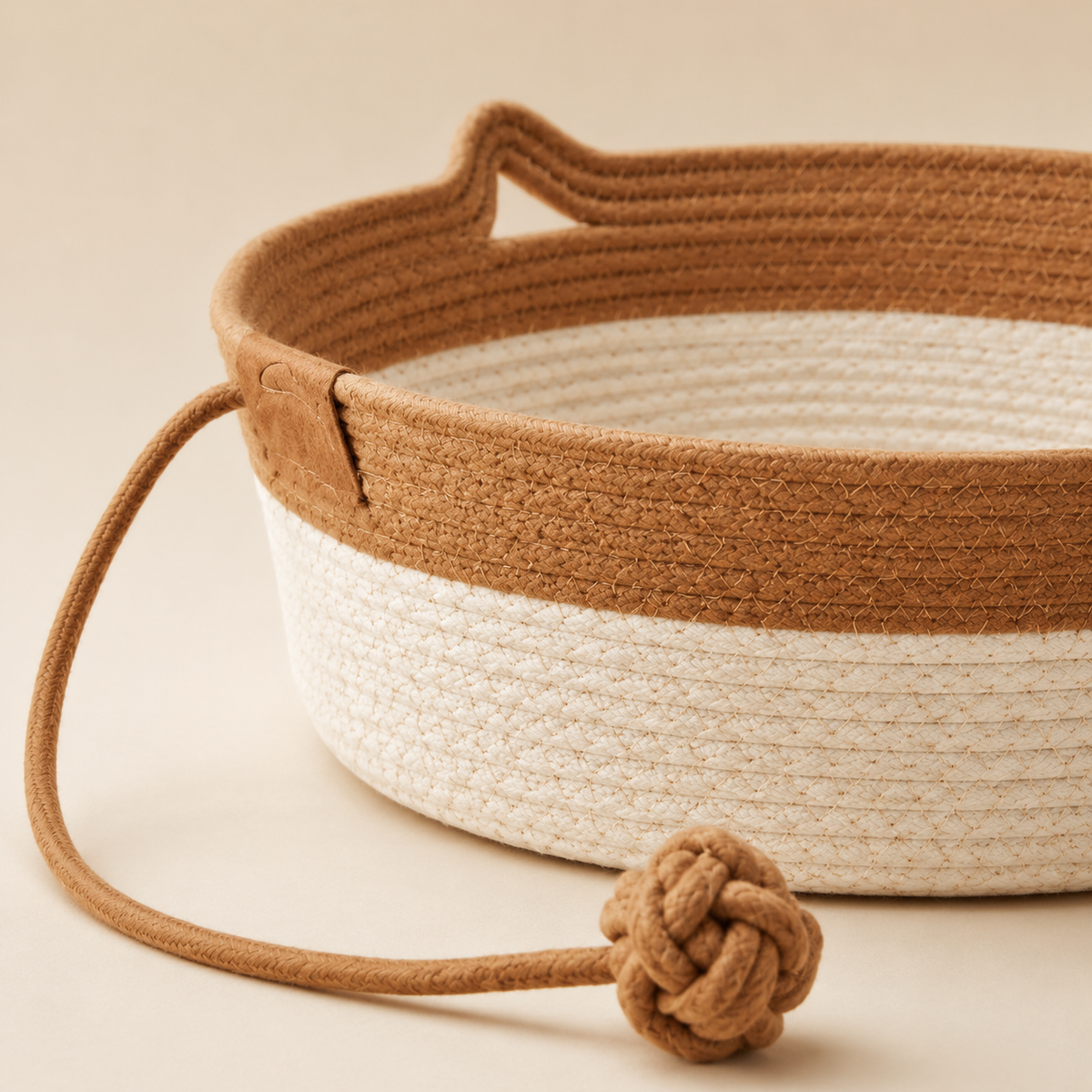 Panier en osier pour chat avec jouet intégré