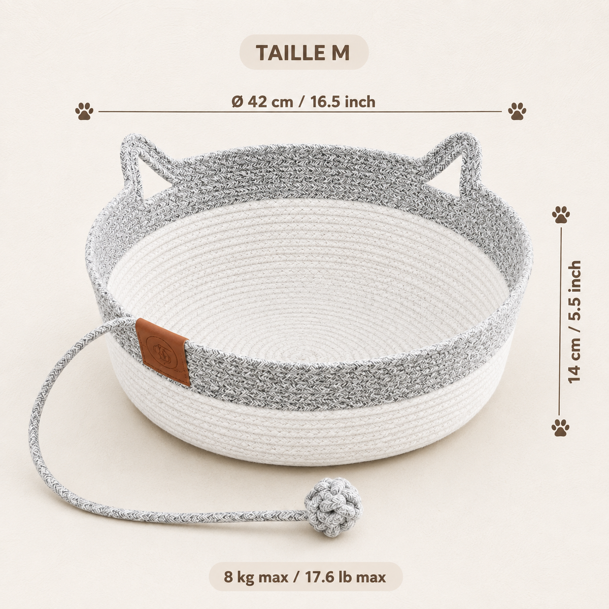 panier en osier pour chat gris et blanc avec jouet