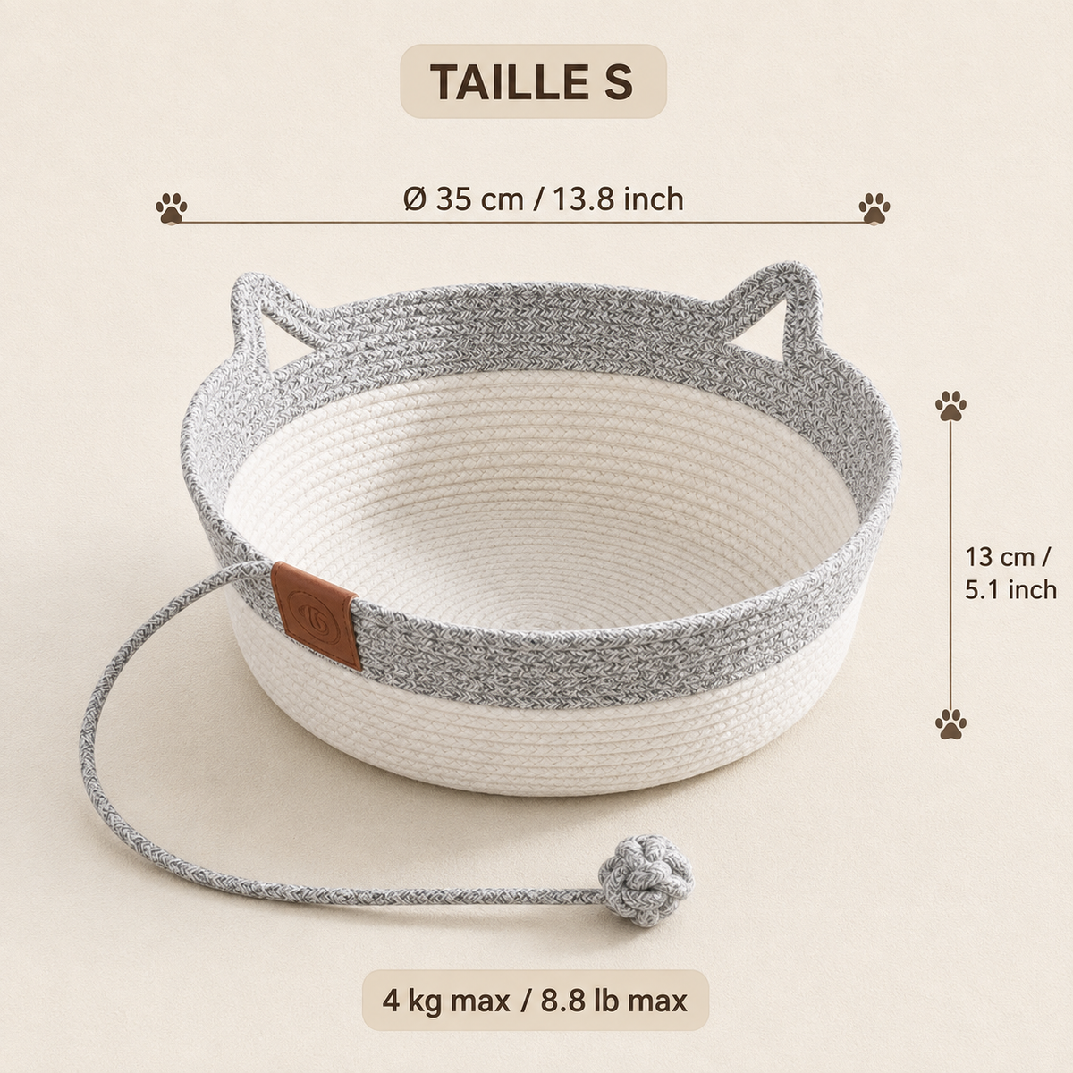 panier en osier pour chat gris et blanc avec jouet