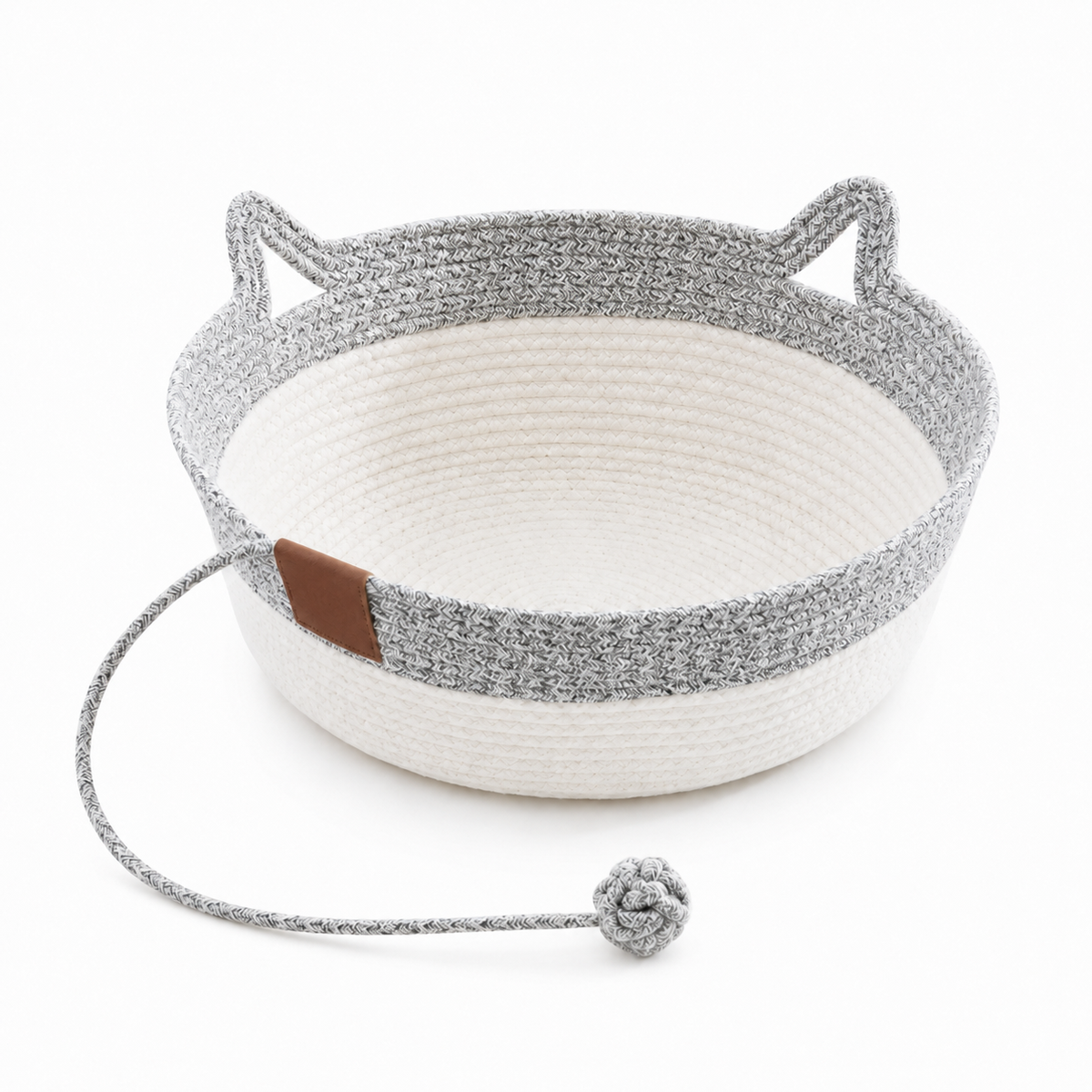 panier en osier pour chat gris et blanc avec jouet