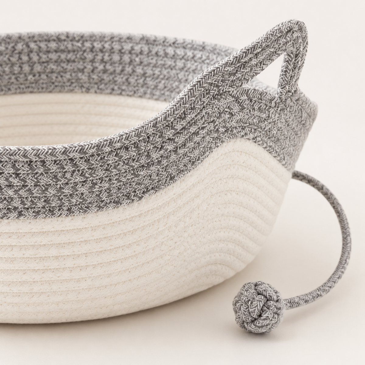 panier en osier pour chat gris et blanc avec jouet