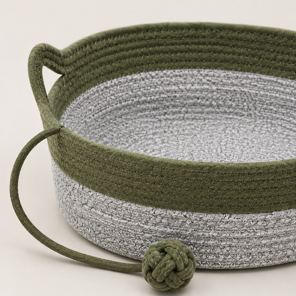 Panier en osier pour chat vert et gris avec jouet